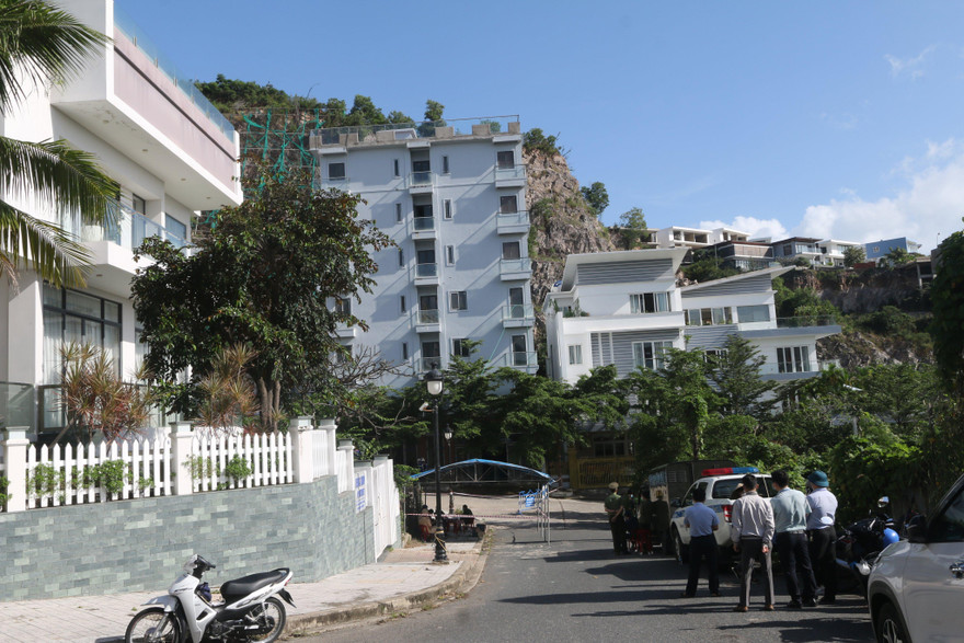 Lực lượng chức năng TP. Nha Trang tổ chức cưỡng chế biệt thự xây vượt tầng tại khu đô thị Ocean View Nha Trang. Ảnh L.H