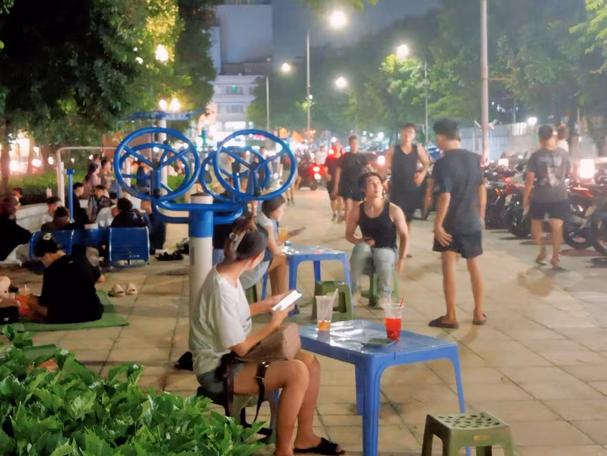 Cảnh trải chiếu, kê bàn nhếch nhác quanh hồ ở trung tâm Hà Nội