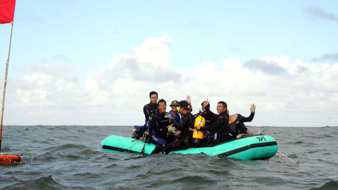 Sau những giờ thám hiểm dưới đáy biển. ảnh: Tuấn Cường