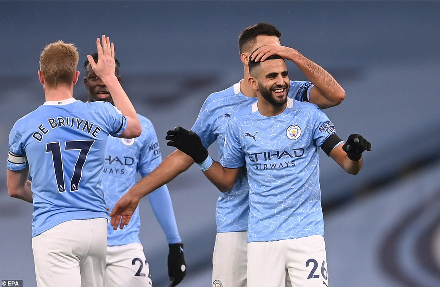 Riyad Mahrez ăn mừng cùng các cầu thủ Man City.