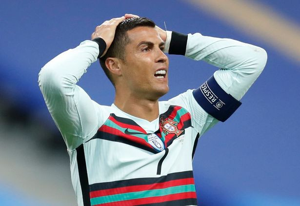 Cristiano Ronaldo trở thành tên tuổi lớn nhất trong làng bóng đá mắc COVID-19 