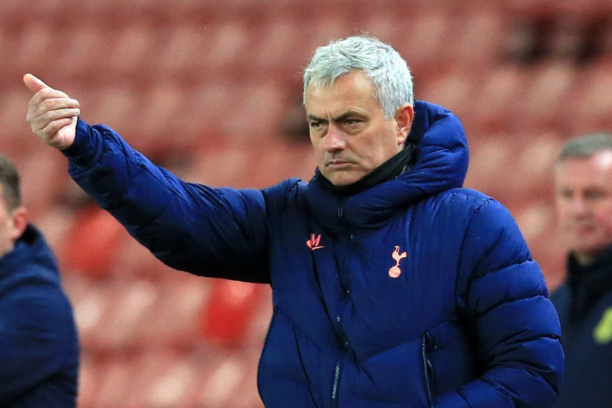 Trận Tottenham và Fulham bị hoãn, Mourinho ‘mỉa mai’ Ngoại hạng Anh