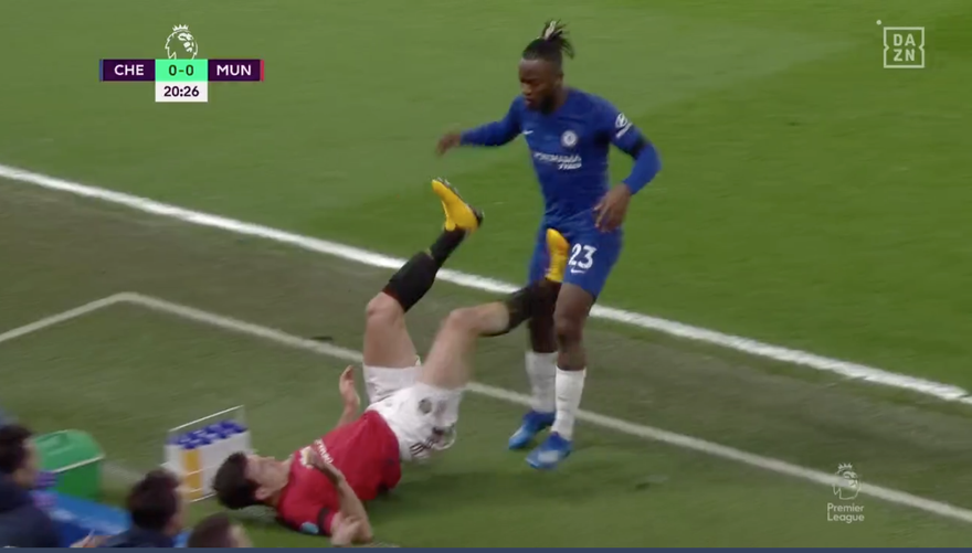 Pha bóng Maguire đạp nguội Batshuayi.