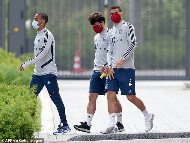 Các cầu thủ phải đeo khẩu trang thường xuyên, ngoại trừ lúc thi đấu.