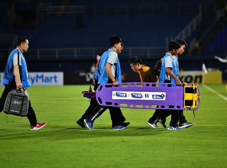 Zhang Yuning đau đớn rời sân. Ảnh: AFC