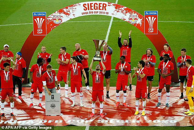 RB Salzburg ăn mừng theo kiểu "giãn cách xã hội"