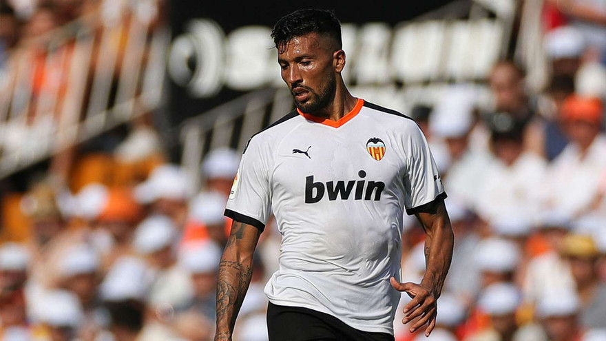 Ezequiel Garay là cầu thủ đầu tiên ở La Liga nhiễm Covid-19.