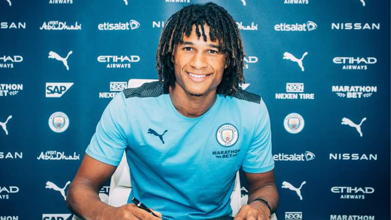 Nathan Ake rạng rỡ ký hợp đồng với Man City.