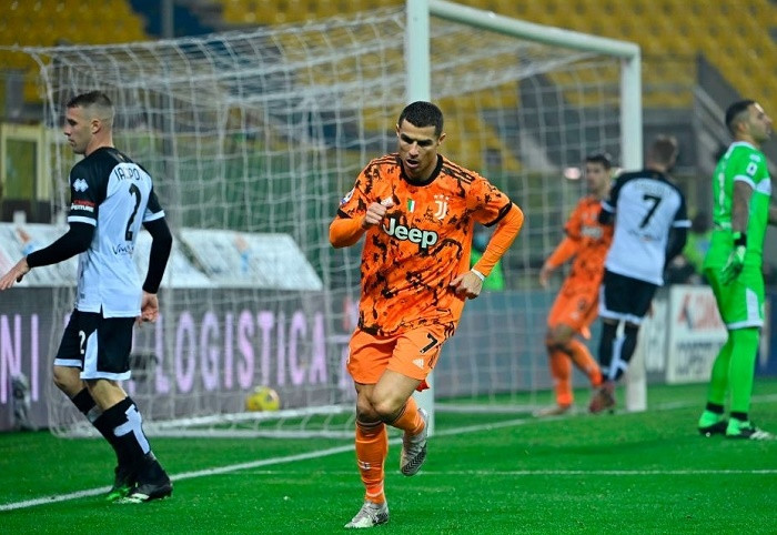 Ronaldo tỏa sáng với cú đúp vào lưới Parma