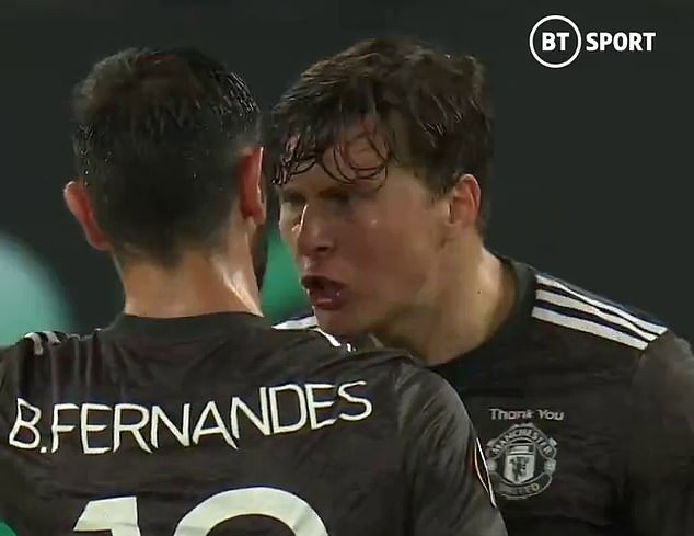 Bruno Fernandes và Lindelof cãi nhau nảy lửa sau bàn thua trước Sevilla.