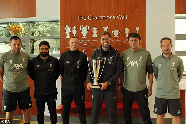 Jurgen Klopp nhận giải LMA cùng các trợ lý.