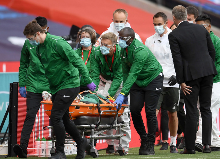 Baily nằm cáng rời sân sau 2 pha va chạm liên tiếp ở cuối hiệp 1