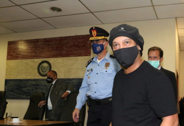 Ronaldinho tại tòa án.