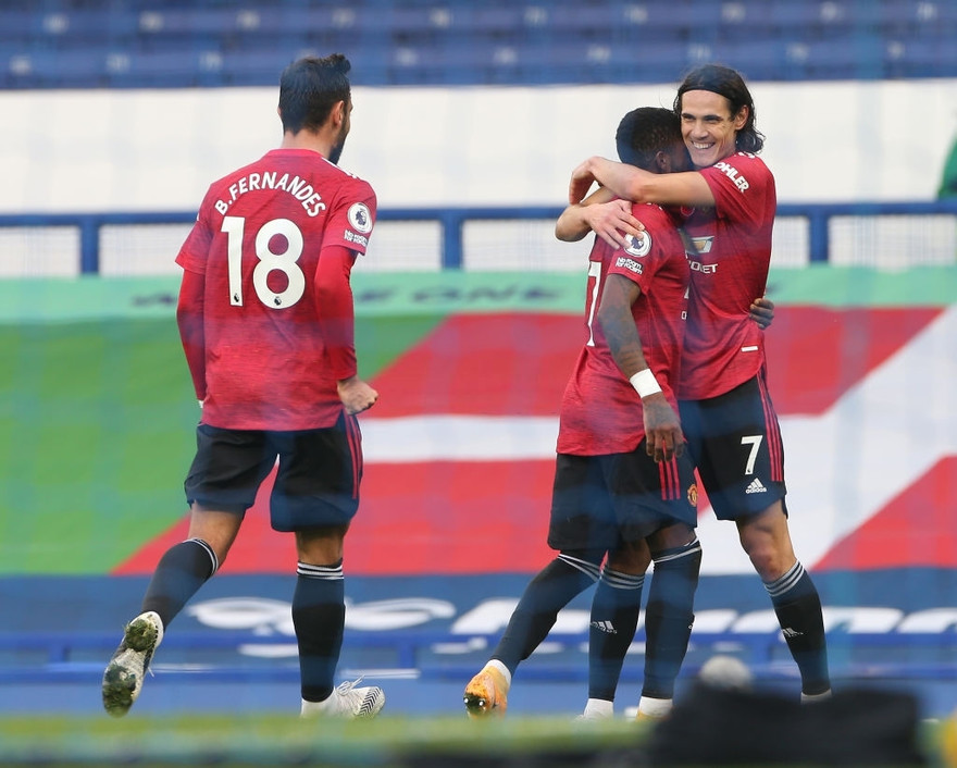 Các cầu thủ M.U ăn mừng bàn thắng của Cavani.