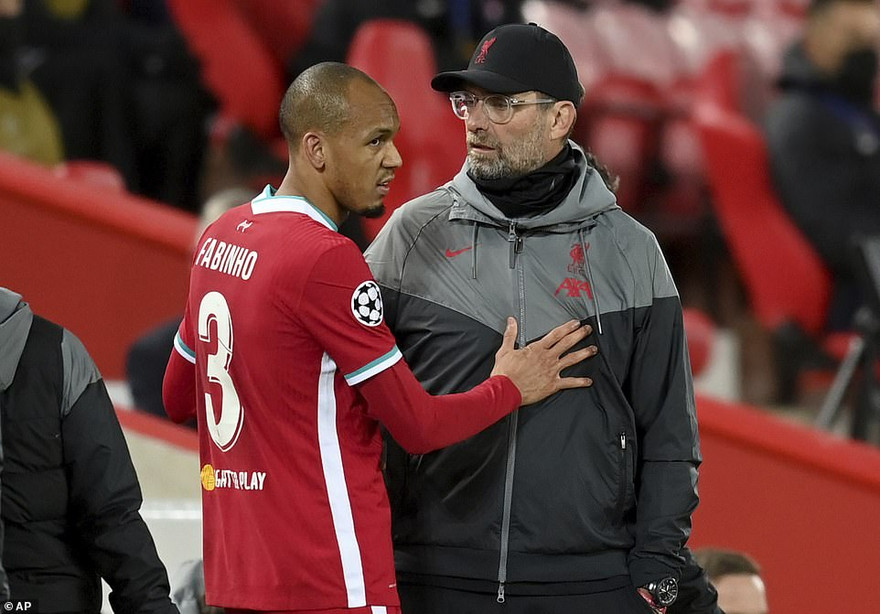 Chấn thương của Fabinho khiến người Liverpool "đứng ngồi không yên".