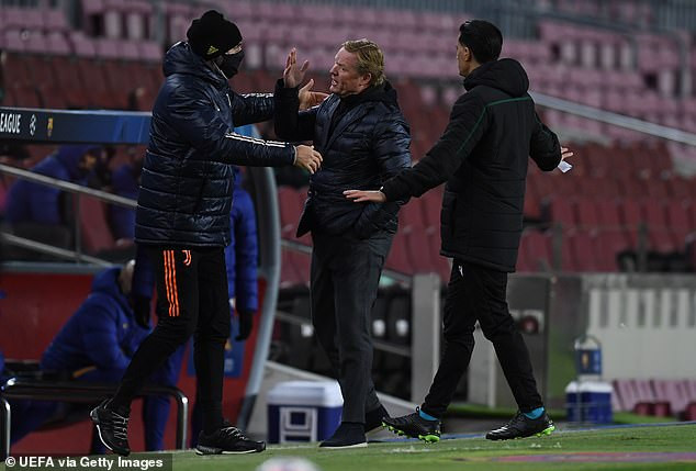 Tổ trọng tài phải lao vào kiềm chế Koeman khi ông hét vào mặt các cầu thủ Juve