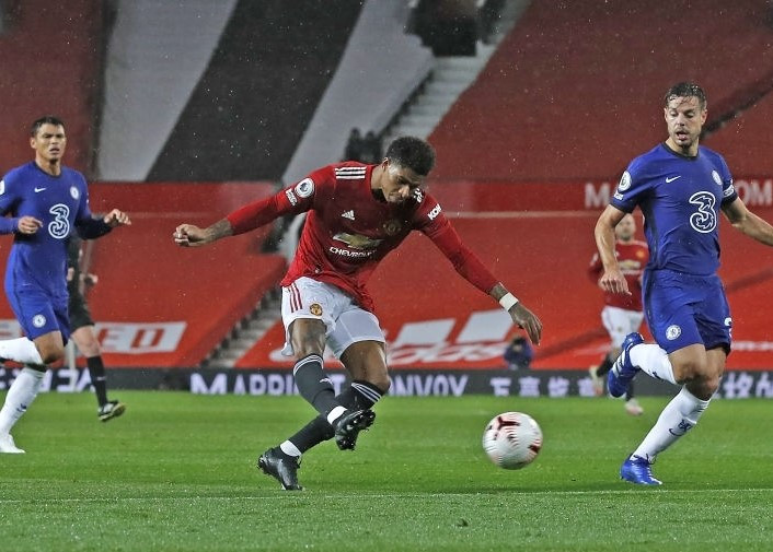 Các cầu thủ M.U không thể xuyên thủng hàng thủ Chelsea.