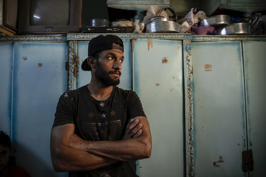 Mahrous Mahmoud bên trong ngôi nhà chật hẹp của anh tại Mafalut.