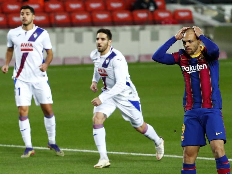 Braithwaite ôm đầu thất vọng sau khi đá hỏng penalty trước Eibar