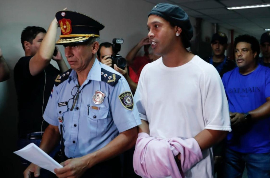 Ronaldinho nhiễm COVID-19