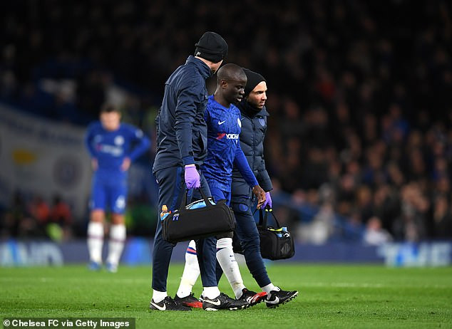 N'Golo Kante phải rời sân sớm trước M.U.