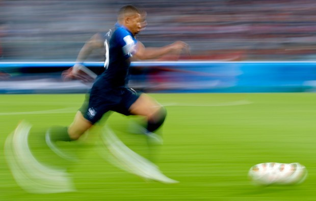 Kylian Mbappe trong một pha bứt tốc