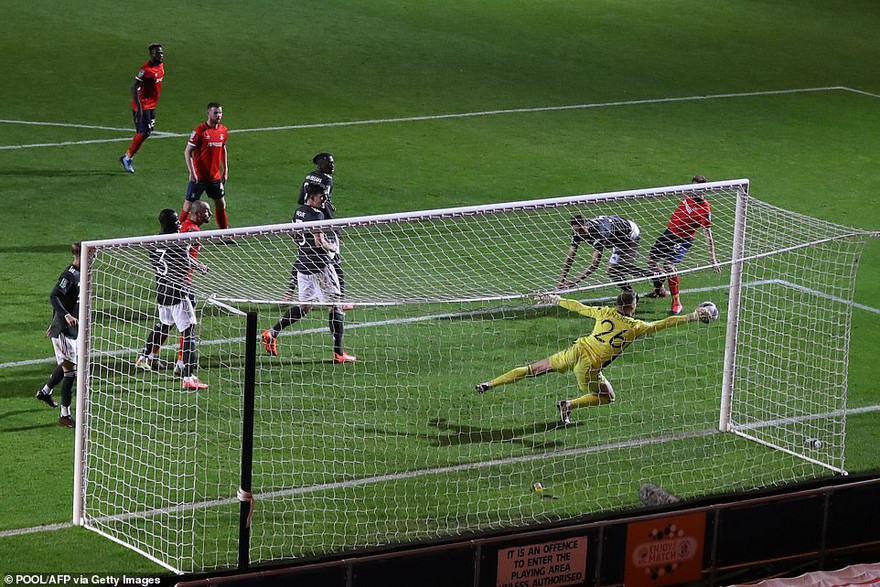 Dean Henderson cứu thua xuất thần cho M.U.