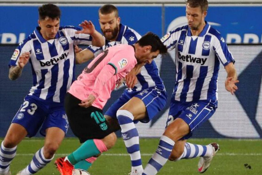 Barcelona vừa thoát thua Alaves và rơi xuống vị trí thứ 12 trên BXH.