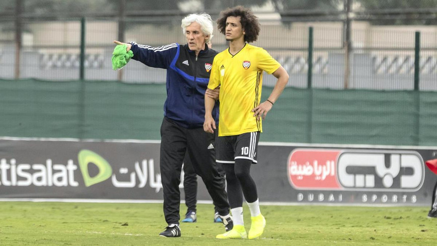 HLV Ivan Jovanovic hướng dẫn ngôi sao UAE, Omar Abdulrahman trong một buổi tập.