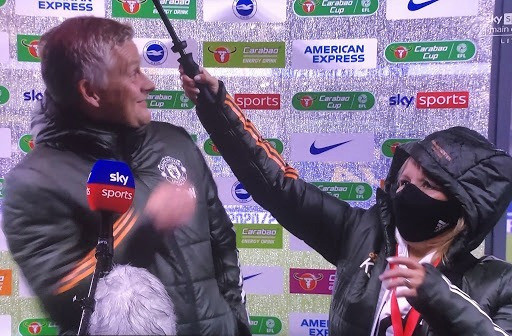 Hành động khiến Solskjaer bị đám đông chế giễu.