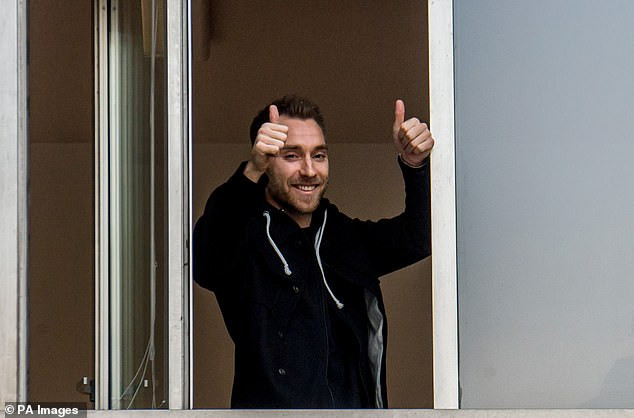  Christian Eriksen chào người hâm mộ Inter Milan.