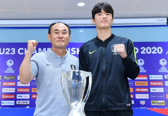HLV Kim Hak-bum và đội trưởng Lee Sang-min của U23 Hàn Quốc.