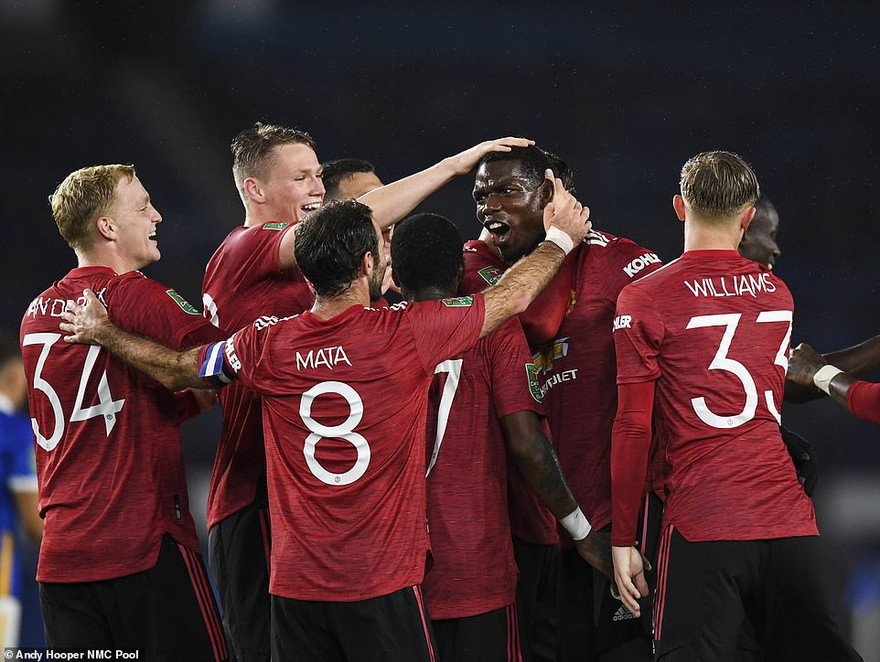 Các cầu thủ M.U ăn mừng bàn thắng của Paul Pogba.