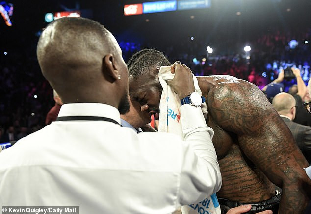 Deontay Wilder bị rách tai trong trận đấu với Fury.