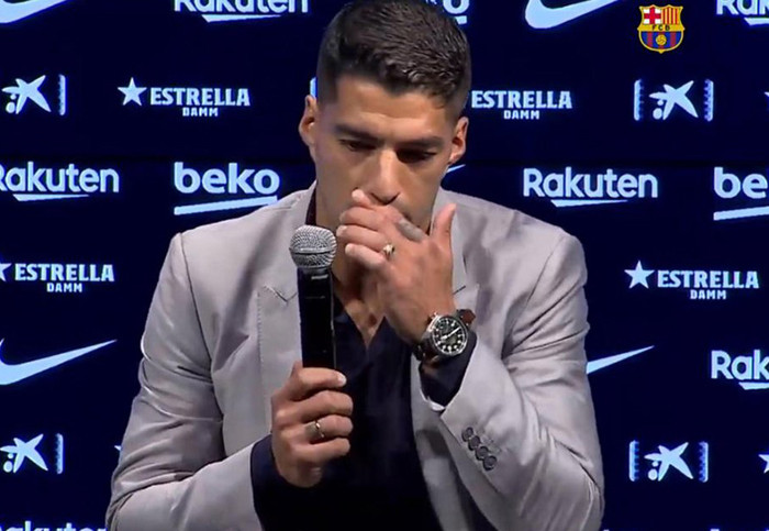 Suarez nhỏ lệ trong buổi họp báo chia tay Barca