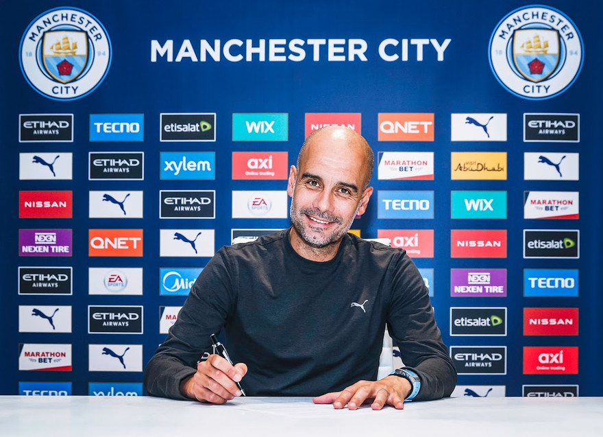 Pep Guardiola rạng rỡ ký hợp đồng mới với Man City.
