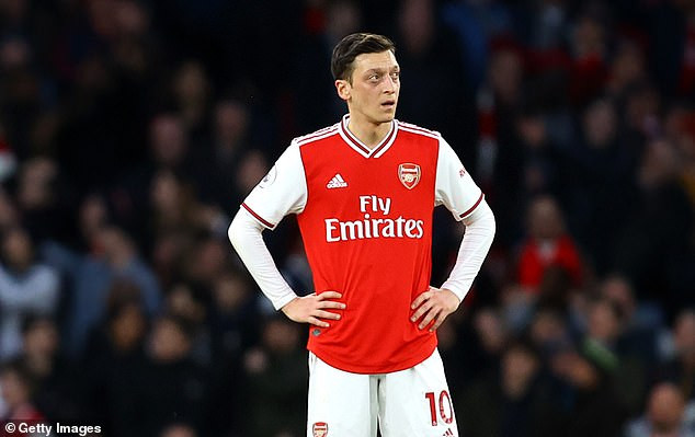 Mesut Ozil đặt mình vào thế đối đầu với Arsenal?