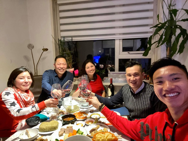 Đoàn Văn Hậu bên bữa cơm Tết tại Hà Lan. Ảnh: Zing