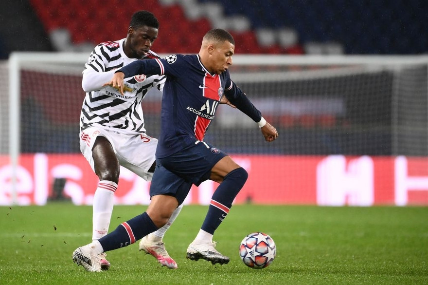 Axel Tuanzebe theo sát Mbappe suốt trận đấu.