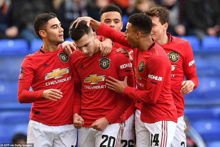 Các cầu thủ M.U ăn mừng bàn thắng trước Tranmere.