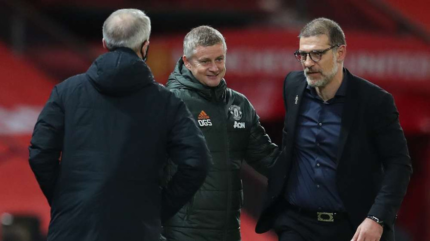 HLV Solskjaer và Bilic có tâm trạng trái ngược sau trận đấu.