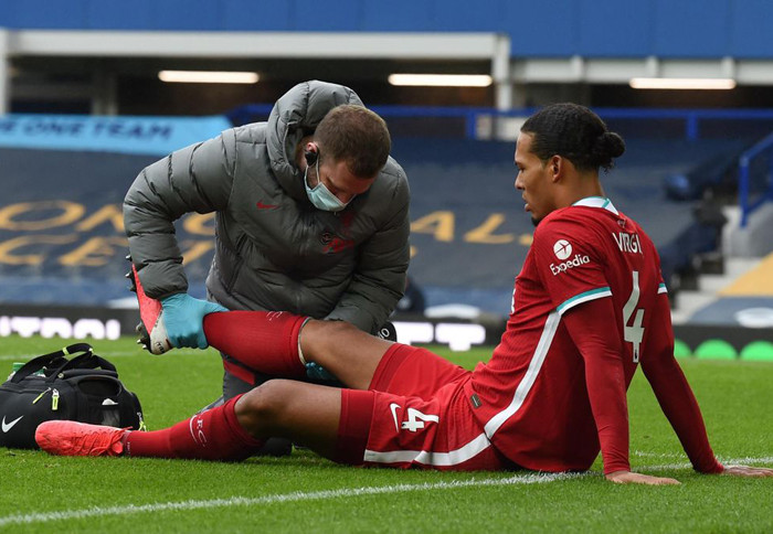 Van Dijk phải phẫu thuật sau chấn thương ở derby Merseyside