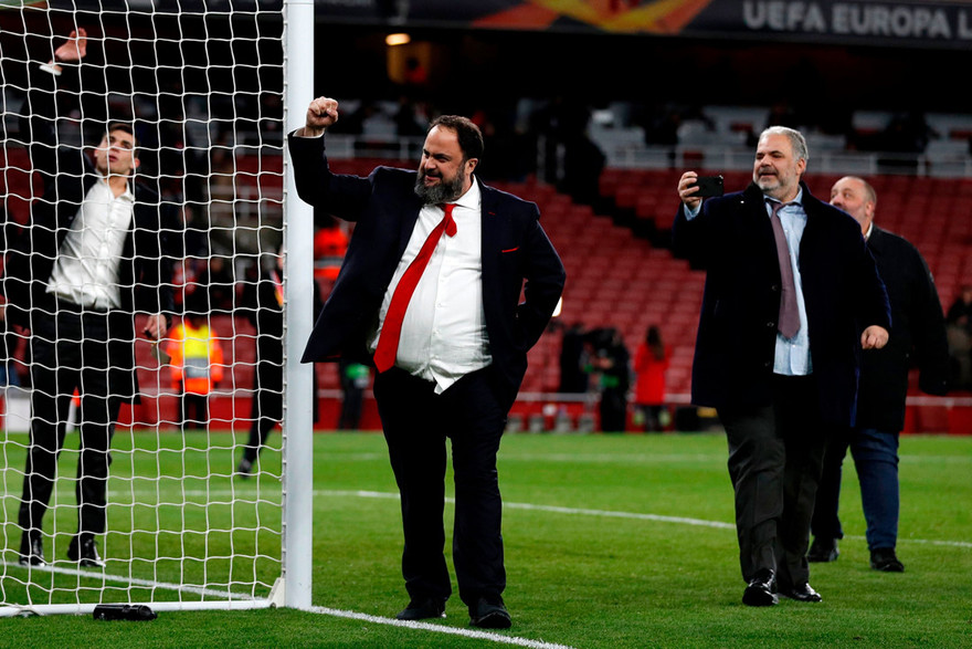 Ông chủ Olympicos, Evangelos Marinakis tiếp xúc với nhiều thành viên của Arsenal.