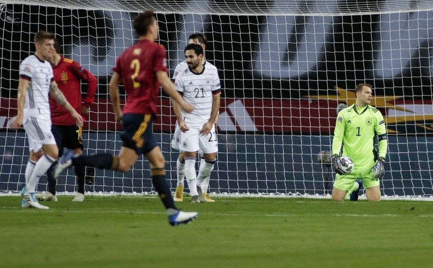 Manuel Neuer thất vọng trong ngày Đức thảm bại.