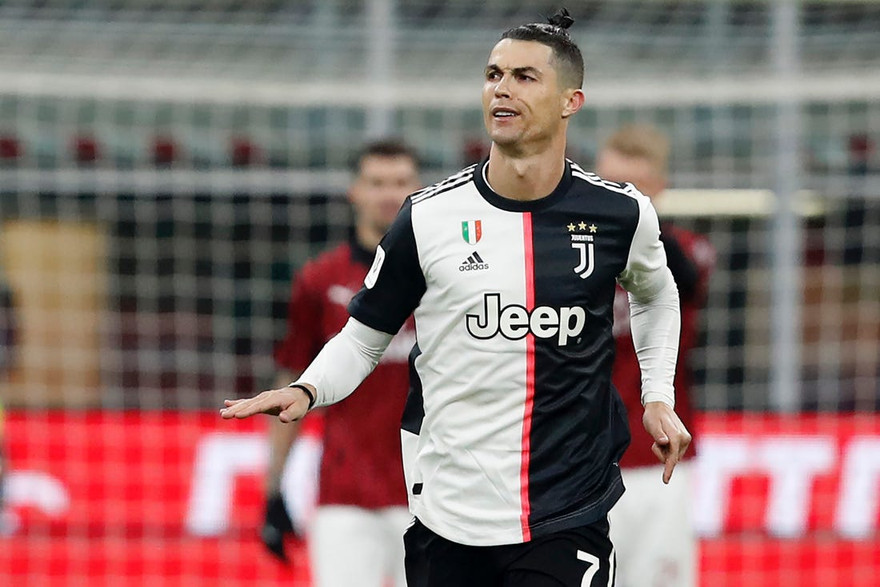 Cristiano Ronaldo đi đầu trong việc giảm lương ở Juventus.
