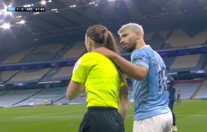 Aguero gây tranh cãi vì động chạm vào cơ thể của nữ trọng tài