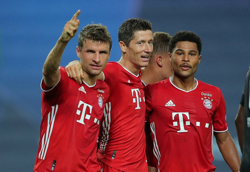 Bayern dễ dàng đè bẹp Lyon.