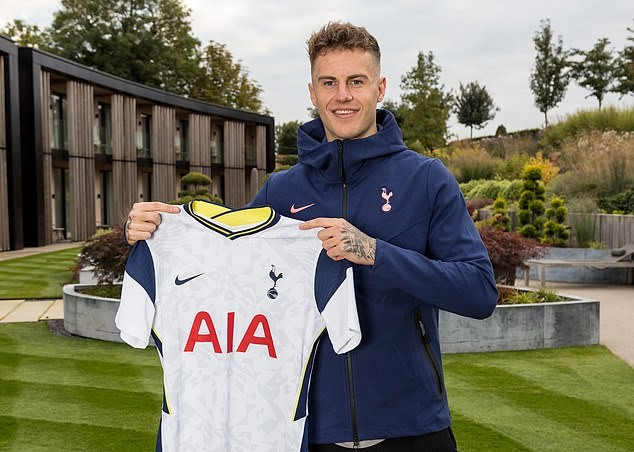 Joe Rodon rạng rỡ ra mắt Tottenham.