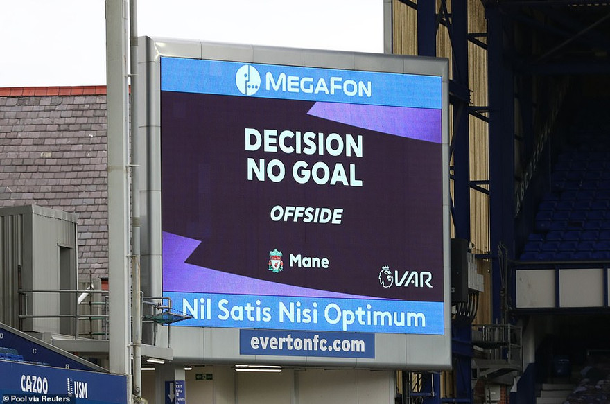 VAR gây tranh cãi, Liverpool chia điểm kịch tính với Everton