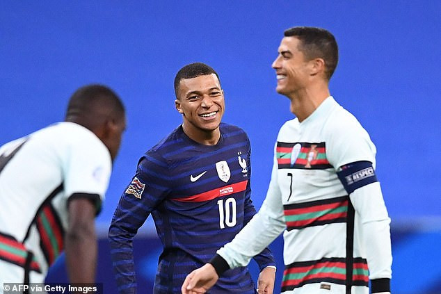 Mbappe nhìn Ronaldo "say đắm".
